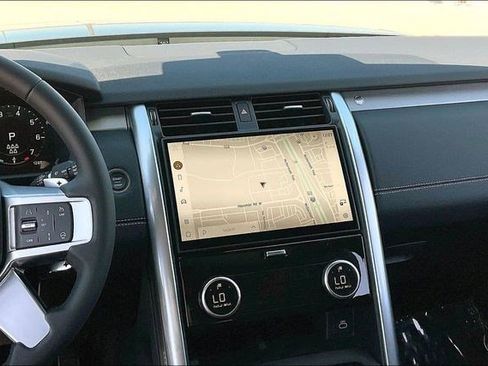 New 2025 Land Rover Discovery Dynamic SE image 6