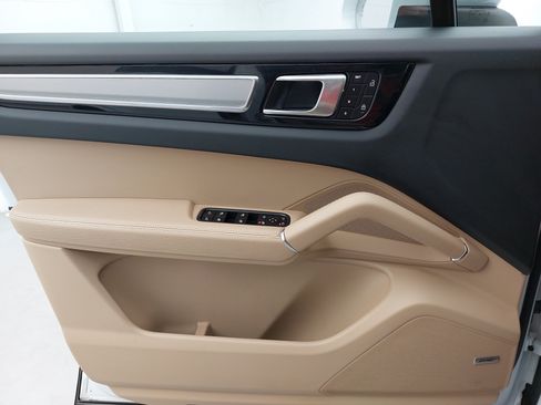 Certified 2023 Porsche Cayenne Platinum Edition AWD/4WD image 29