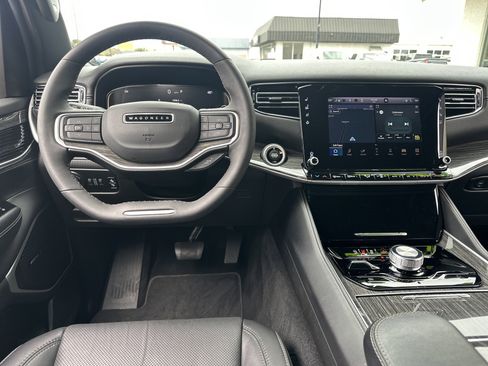 Used 2022 Jeep Wagoneer Series III w/ Flexible Seating Group image 15