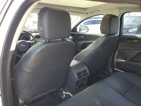 Used 2019 Jaguar XE Premium image 31