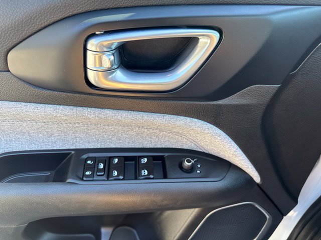 Used 2025 Jeep Compass Latitude AWD/4WD image 14