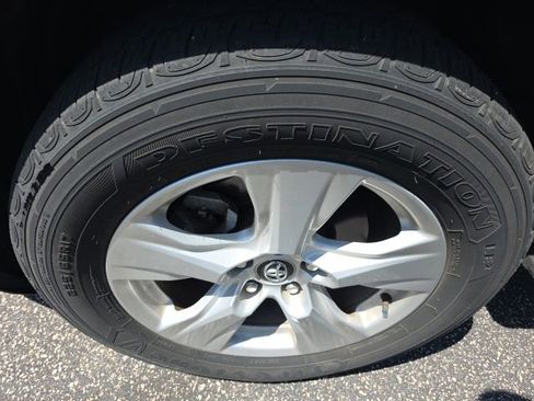 Used 2021 Toyota RAV4 XLE w/ Convenience Package image 10