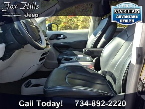 Used 2020 Chrysler Pacifica Limited w/ Tire & Wheel Group image 15