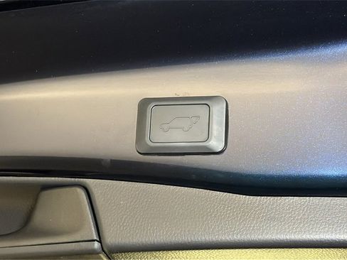 Used 2019 Toyota RAV4 Limited image 16