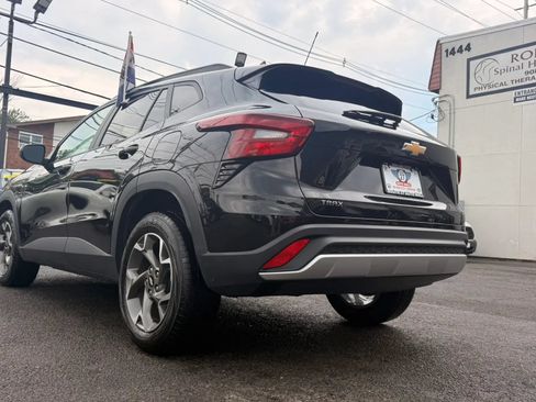 Used 2025 Chevrolet Trax LT FWD image 8