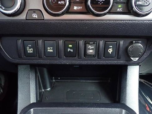 Used 2017 Toyota Tacoma TRD Off-Road w/ Premium & Technology Package AWD/4WD image 19