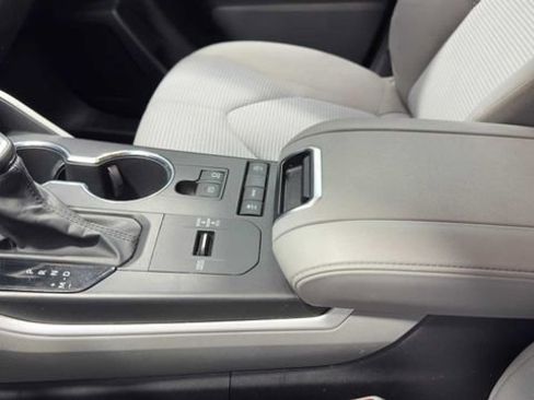 Used 2021 Toyota Highlander LE FWD image 25