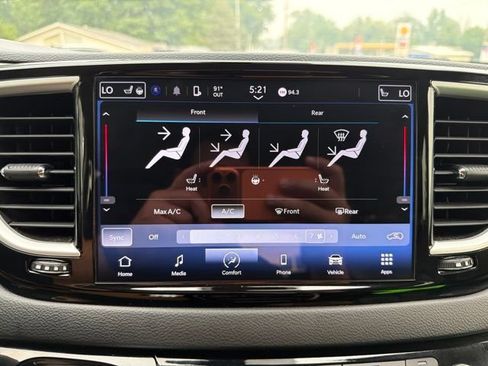 Used 2023 Chrysler Pacifica Touring-L FWD image 31
