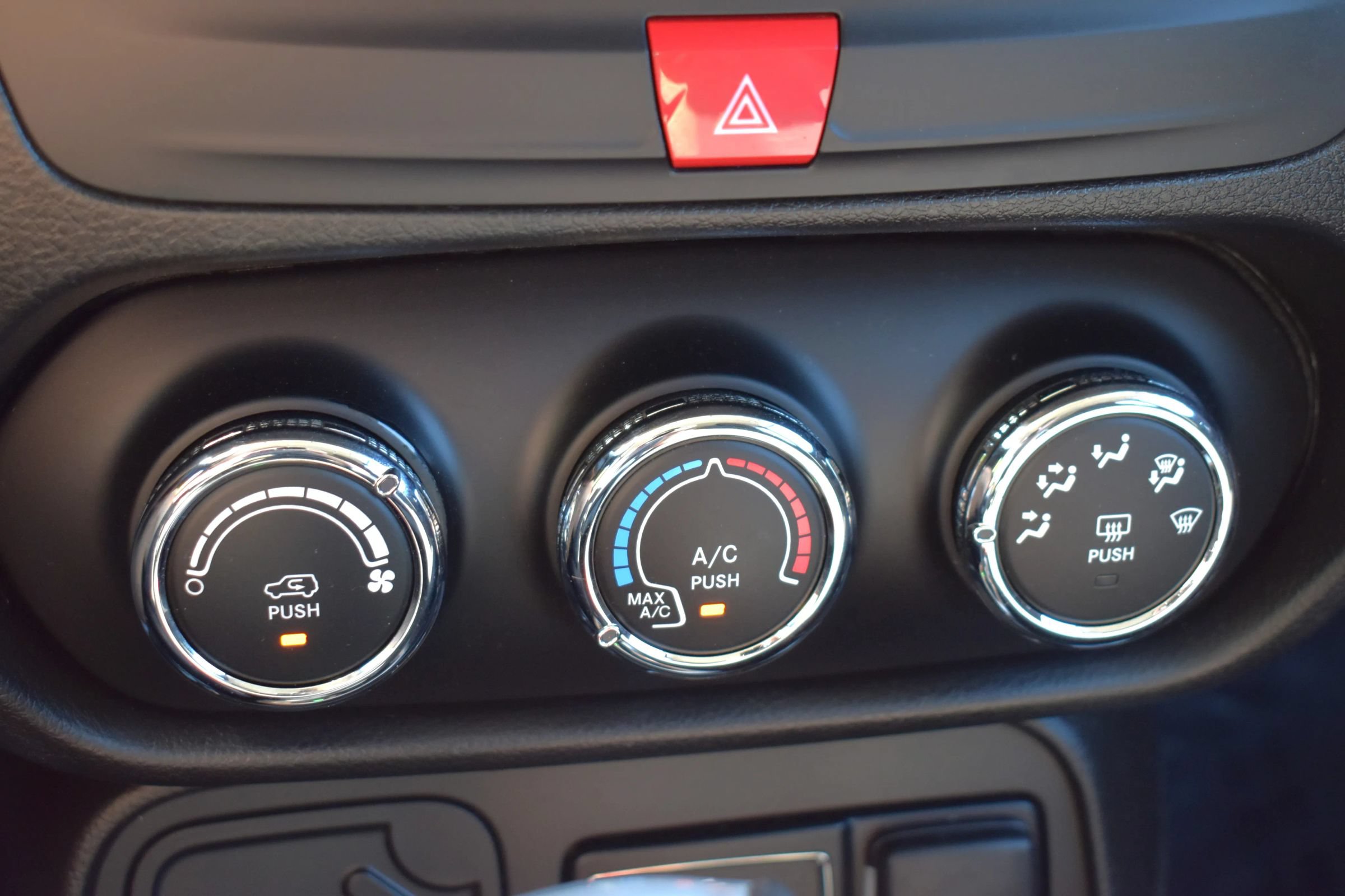 Used 2017 Jeep Renegade Latitude FWD image 10