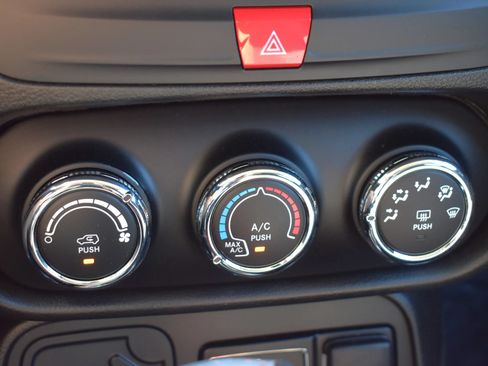 Used 2017 Jeep Renegade Latitude FWD image 10