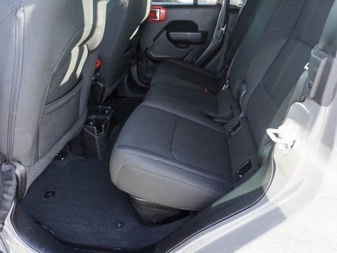 Used 2023 Jeep Gladiator Sport image 15