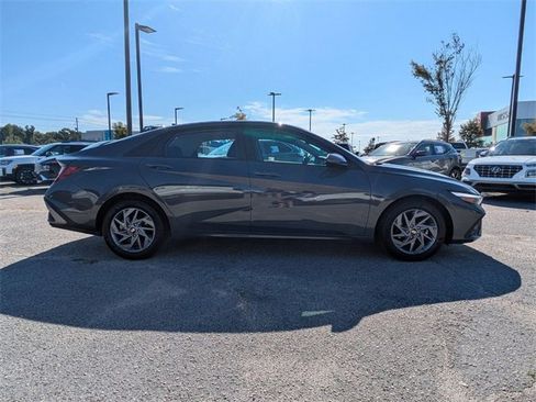 Used 2024 Hyundai Elantra SEL image 2