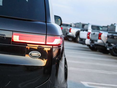 Used 2023 Land Rover Range Rover Sport SE image 10