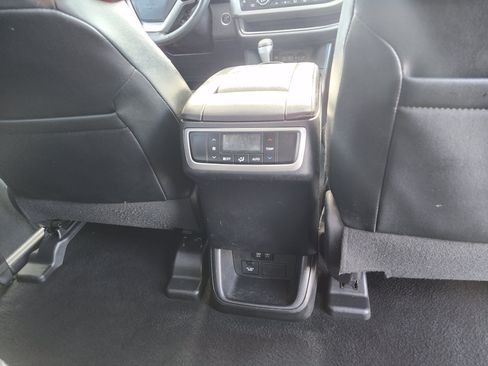 Used 2018 Toyota Highlander SE AWD/4WD image 23