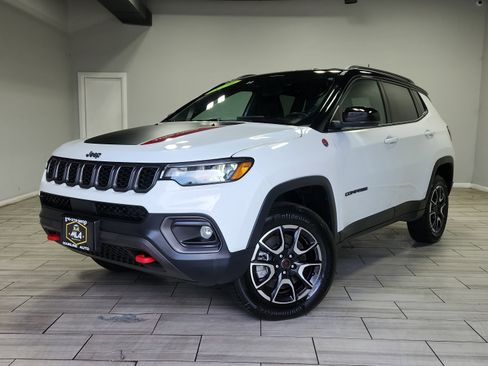 Used 2025 Jeep Compass Trailhawk image 1
