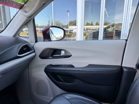 Used 2017 Chrysler Pacifica Touring-L FWD image 28