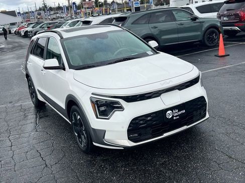 Certified 2024 Kia Niro Wave w/ Wave Preserve Package image 3