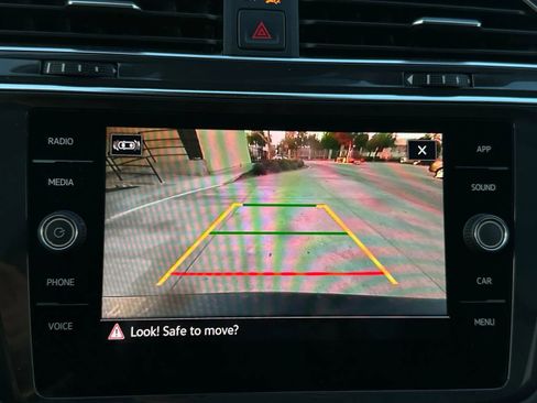 Used 2023 Volkswagen Tiguan SE w/ Panoramic Sunroof Package image 16