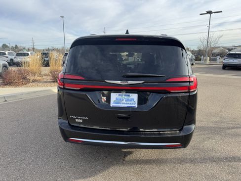 Used 2022 Chrysler Pacifica Touring-L image 11