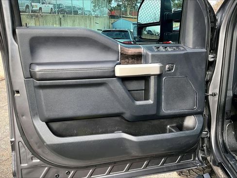 Certified 2022 Ford F250 Lariat w/ Black Appearance Package image 21