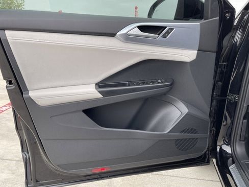 New 2025 Volkswagen Taos SE image 14