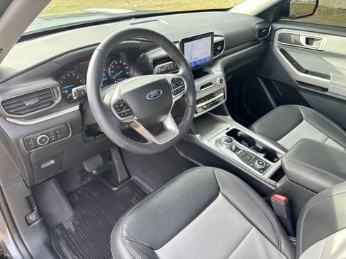 Used 2023 Ford Explorer XLT w/ Equipment Group 202A image 6