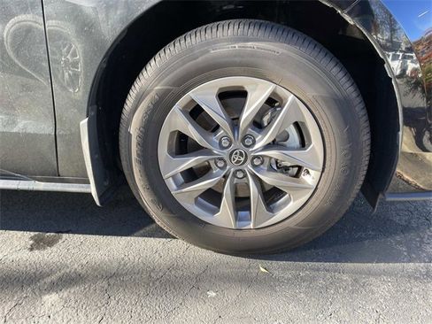 Used 2025 Toyota Sienna XLE image 7