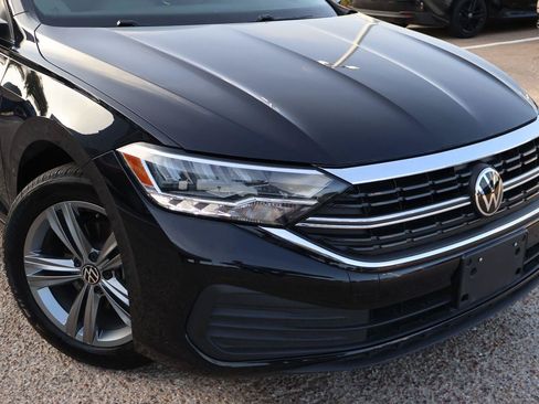 Used 2023 Volkswagen Jetta SE w/ Panoramic Sunroof Package FWD image 9