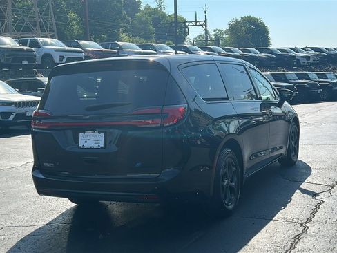 Certified 2023 Chrysler Pacifica Touring-L w/ S Appearance Package FWD image 5