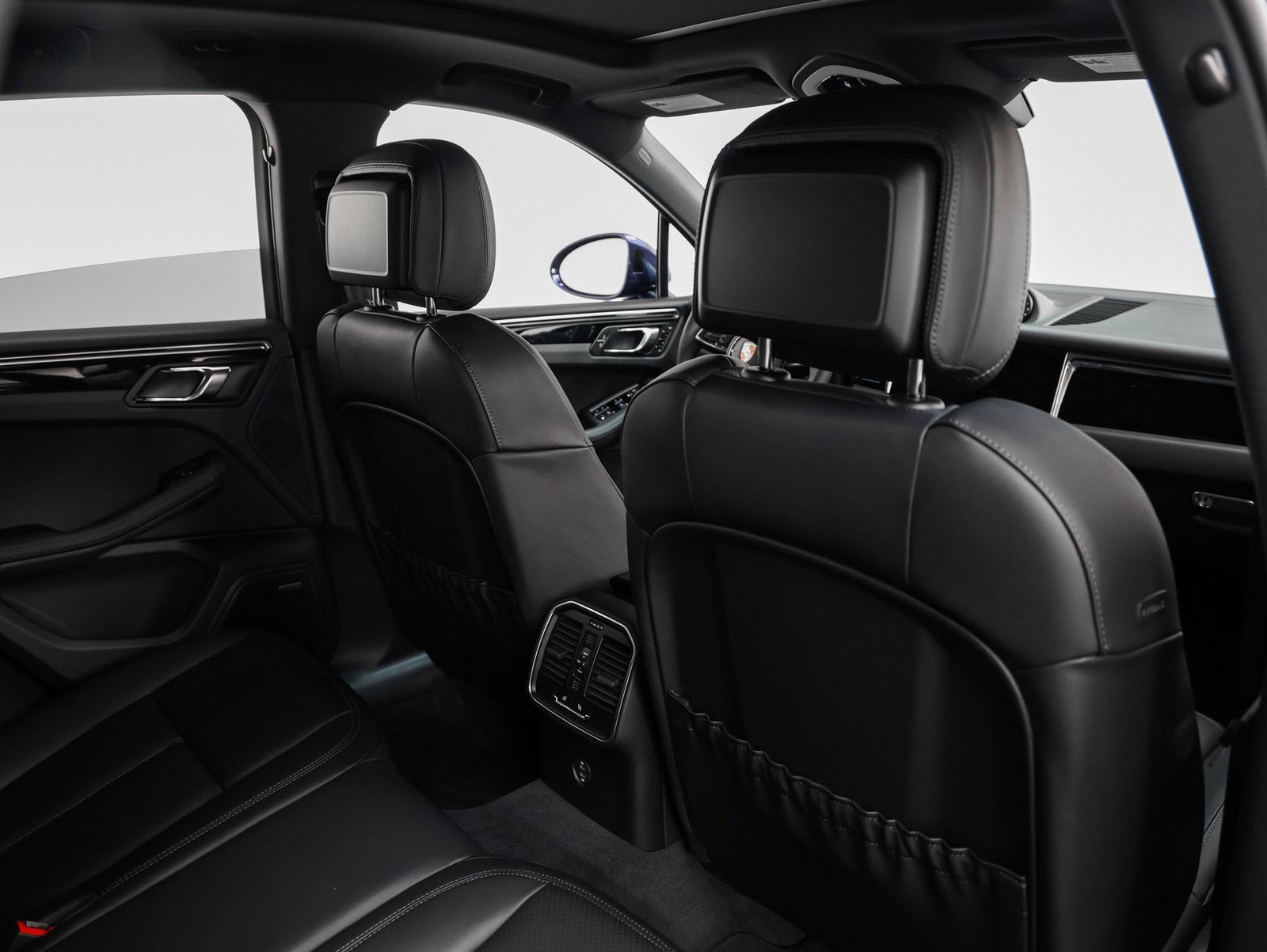 Certified 2025 Porsche Macan AWD/4WD image 24