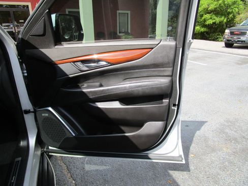 Used 2020 Cadillac Escalade Luxury image 32