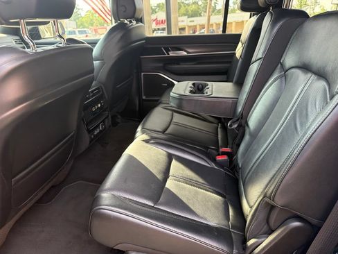 Used 2023 Jeep Wagoneer Series III w/ Preferred Equipment Group RWD image 15
