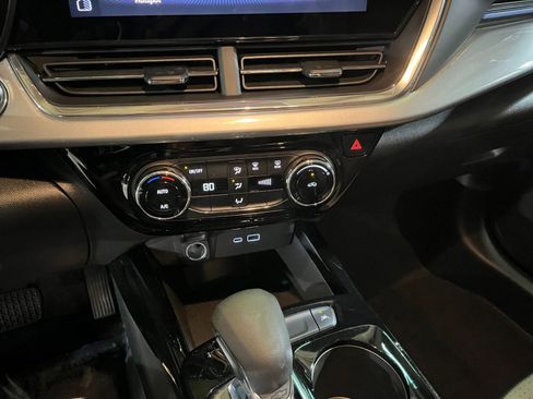 Used 2025 Chevrolet Trax LT image 18