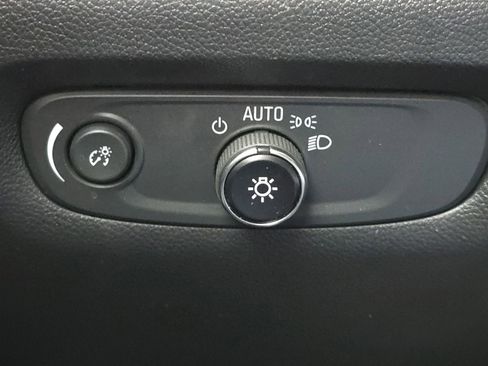 Used 2023 Chevrolet Traverse LT FWD image 18