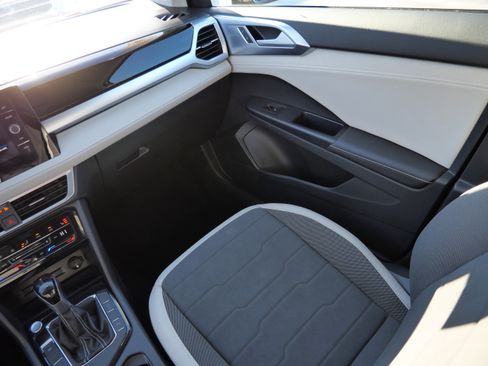 Certified 2025 Volkswagen Taos SE image 11