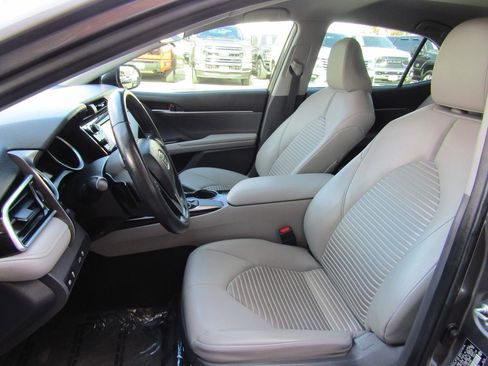 Used 2018 Toyota Camry SE image 8