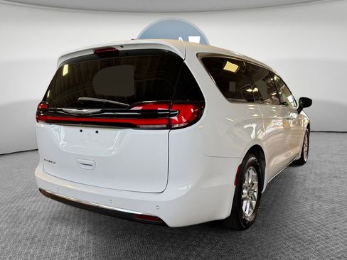 Used 2023 Chrysler Pacifica Touring-L FWD image 3