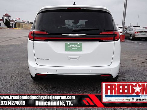 Certified 2024 Chrysler Pacifica Touring-L image 4