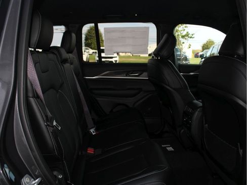 New 2025 Jeep Grand Cherokee Limited w/ Black Appearance Package image 28