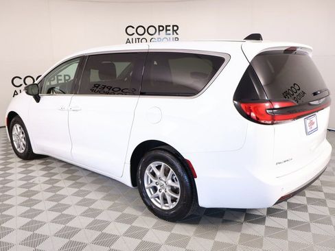 Used 2024 Chrysler Pacifica Touring-L image 22
