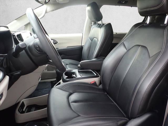 Used 2024 Chrysler Pacifica Touring-L FWD image 13
