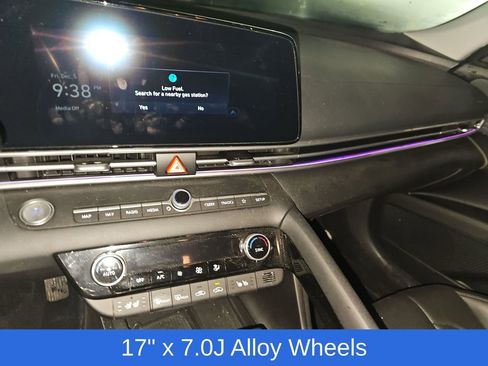 Used 2024 Hyundai Elantra Limited image 12