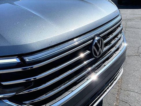 Used 2025 Volkswagen Atlas SE FWD image 3