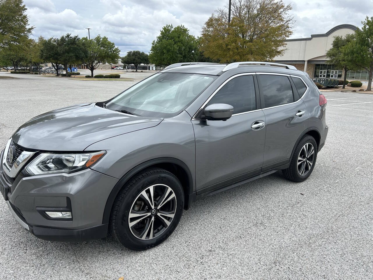 Used 2019 Nissan Rogue SV w/ Premium Package FWD image 3