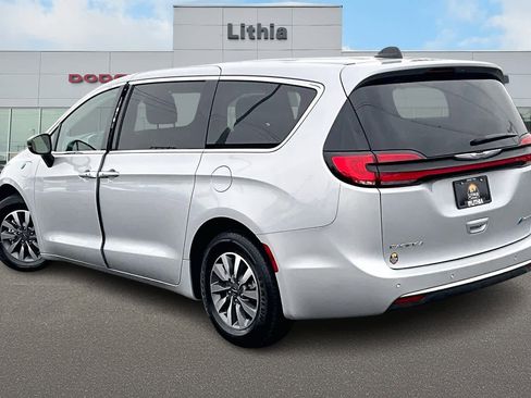 Used 2024 Chrysler Pacifica Select image 4