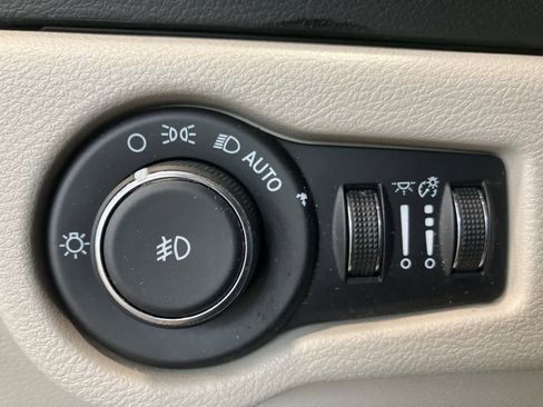 Used 2018 Chrysler Pacifica Touring-L w/ Advanced Safetytec Group image 13