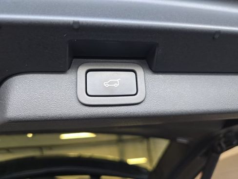 Used 2018 Land Rover Discovery SE AWD/4WD image 17