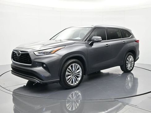 Used 2023 Toyota Highlander Platinum FWD image 1