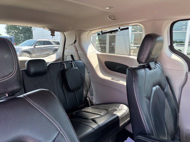 Used 2022 Chrysler Pacifica Touring-L FWD image 12
