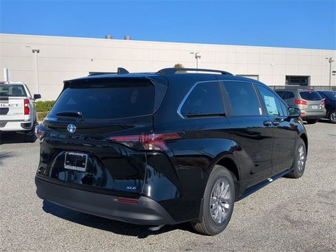 New 2026 Toyota Sienna XLE image 4
